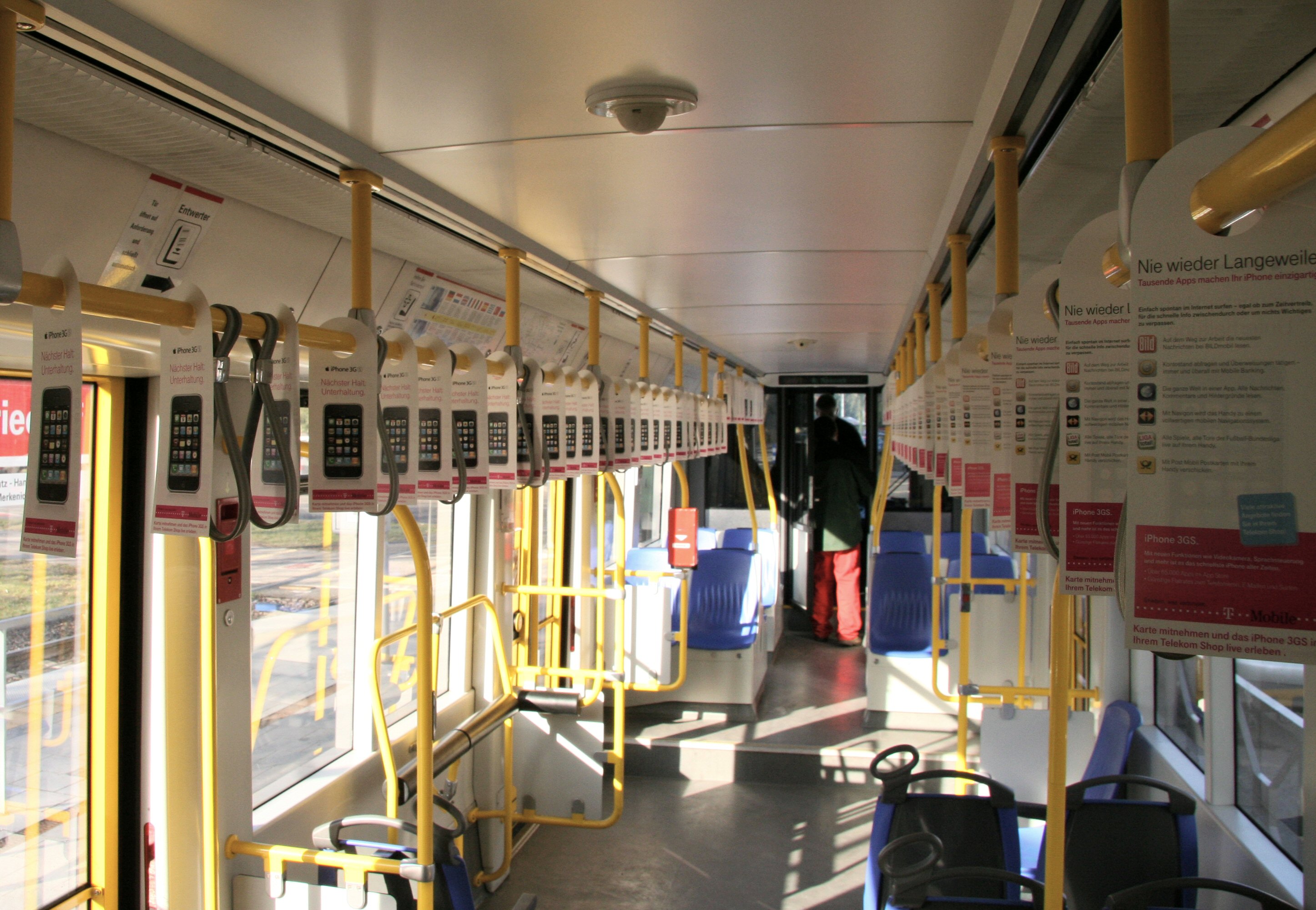 T-Mobile iPhone SwingCards - Straßenbahn Innenraumwerbung